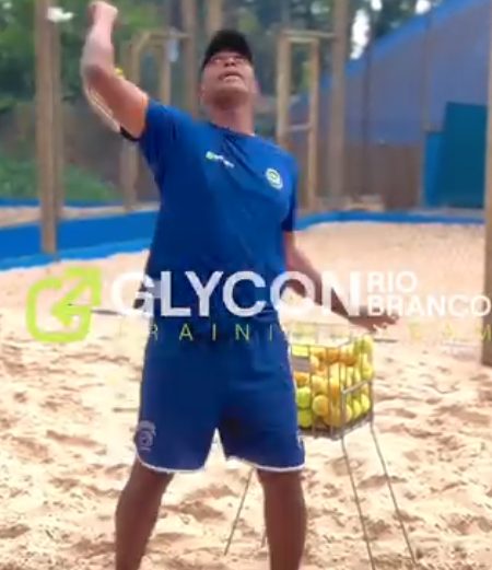 Atleta treinando saque no beach tennis
